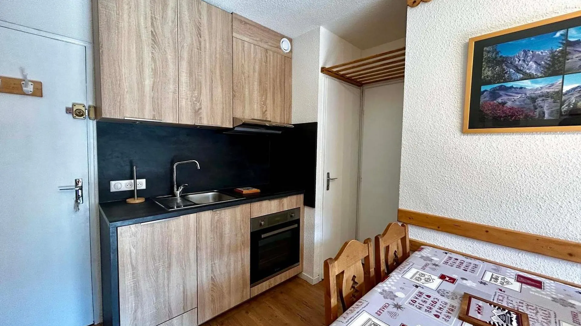Appartement Economique 4 Pers Aux Menuires, 2 Pieces, Balcon, Casier A Skis - Fr-1-452-165 Saint-Martin-de-Belleville 0*,  France